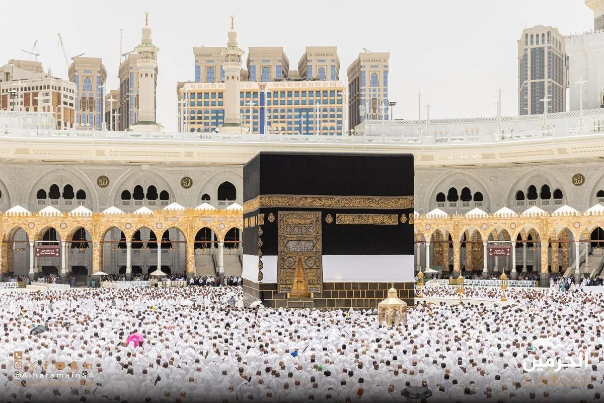 الكعبة المشرفة والطائفون حولها في المسجد الحرام