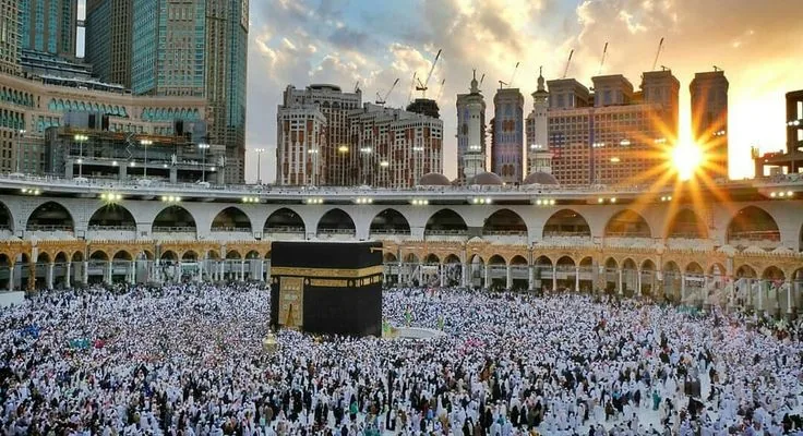 حشود المعتمرين حول الكعبة المشرفة عند الغروب