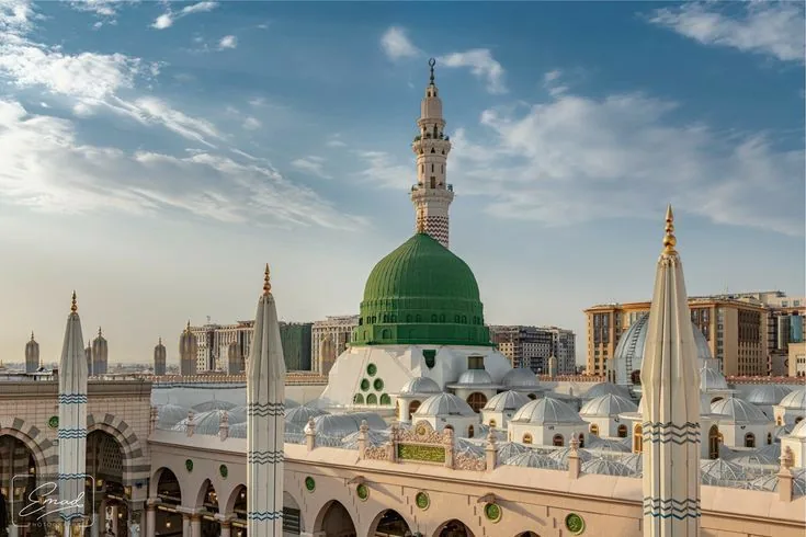 القبة الخضراء والمسجد النبوي في المدينة المنورة